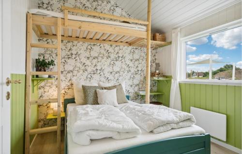 Säng eller sängar i ett rum på Beautiful Home In Otterup With House A Panoramic View