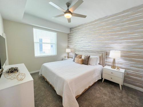 um quarto com uma cama e uma ventoinha de tecto em Lake view Luxury Condo at Storey Lakes em Kissimmee