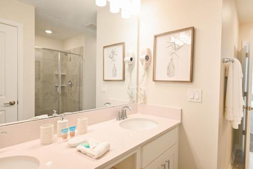 uma casa de banho branca com um lavatório e um espelho em Lake view Luxury Condo at Storey Lakes em Kissimmee