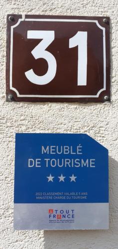 una señal colgando de una pared con el número trece en Les Hirondelles du MAMBOURG, en Sigolsheim