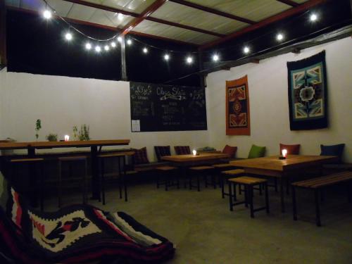 un comedor con mesas, sillas y luces en The guesthouse, en Panajachel