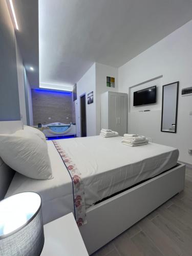 Ein Bett oder Betten in einem Zimmer der Unterkunft Blue Suite