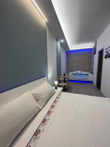 Ein Bett oder Betten in einem Zimmer der Unterkunft Blue Suite