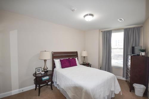 Un dormitorio con una cama grande y una ventana en Stay at the Historic Inman, en Champaign