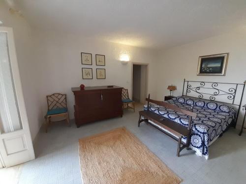 カストロ・ディ・レッチェにあるVilla vista mareのベッドルーム1室(ベッド1台、ドレッサー、椅子付)