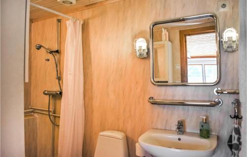 Ένα μπάνιο στο Cozy Home In Sölvesborg With Kitchen