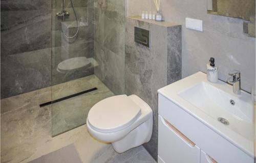 a bathroom with a toilet and a shower and a sink at Amazing Home In Stare Sady With Outdoor Swimming Pool in Stare Sady