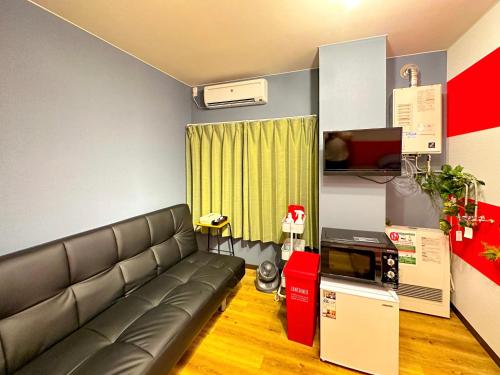 小樽的住宿－PIER6 Otaru，带沙发和电视的客厅