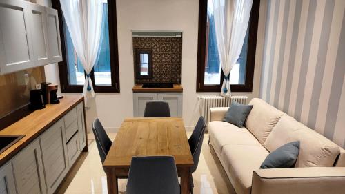 ein Wohnzimmer mit Sofa und Tisch in der Unterkunft Venice San Filippo Apartment in Venedig