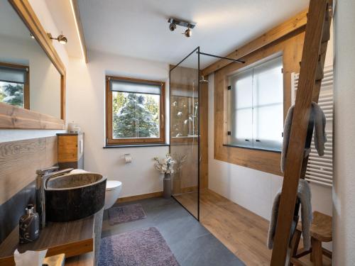 uma casa de banho com um lavatório e um espelho em Haus Bella em Ellmau