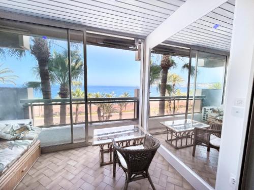 - un salon avec vue sur l'océan dans l'établissement Promenade-des-anglais-front-sea, à Nice