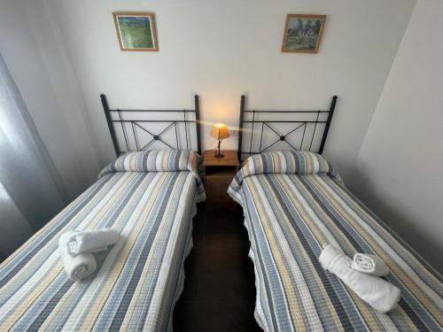 デニアにあるLos Carmenes Llampuda-Servidenのタオル付きのドミトリールームのベッド2台