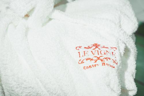 Una toalla blanca con bordado rojo. en COUNTRY HOUSE LE VIGNE b&b, en Galluccio