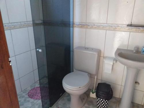 a bathroom with a toilet and a sink at Cabo frio house in Cabo Frio