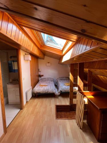 帕斯底拉卡薩的住宿－2 ESCALES CONFORT，一间带一张床铺的卧室,位于带天窗的房间内