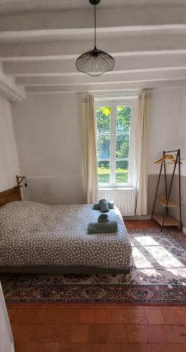 - une chambre avec un lit en face d'une fenêtre dans l'établissement Gîte-Région centre-Sologne 41 proche Lamotte Beuvron, à Nouan-le-Fuzelier