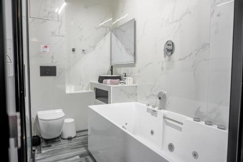 een witte badkamer met een wastafel en een toilet bij Athenian Dream Suite in Athene