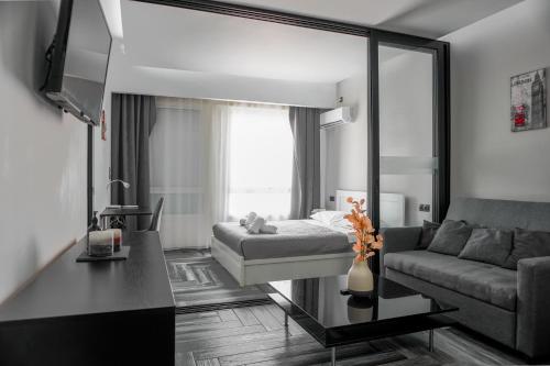 een woonkamer met een bed en een spiegel bij Athenian Dream Suite in Athene