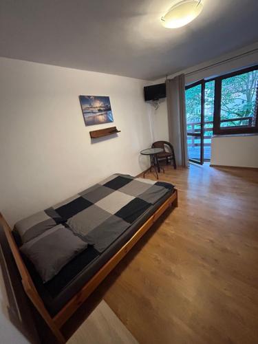 um quarto com uma cama no canto de um quarto em Pensjonat pod Dębami em Pobierowo