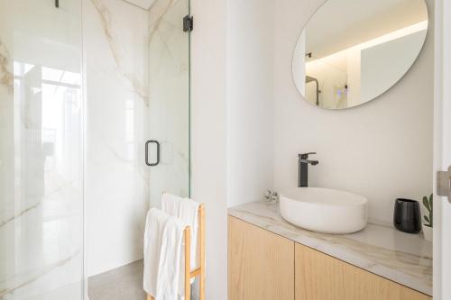 ファロにあるLODO Suits Arco - Mezanino apartment by HDの洗面台と鏡のあるバスルーム