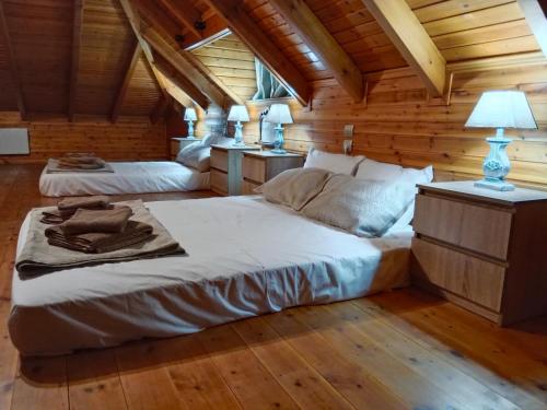 เตียงในห้องที่ TSAMPIKAS HOUSE Παραδοσιακό Πέτρινο Σπίτι