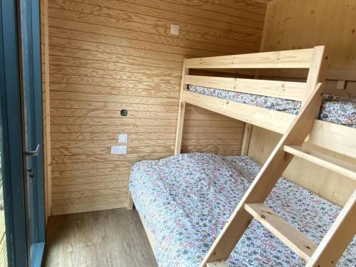 ein kleines Schlafzimmer mit zwei Etagenbetten darin in der Unterkunft La Cabane du Petit Moulin in Bressuire