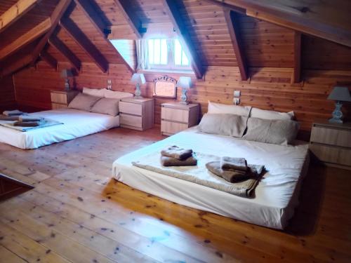 เตียงในห้องที่ TSAMPIKAS HOUSE Παραδοσιακό Πέτρινο Σπίτι
