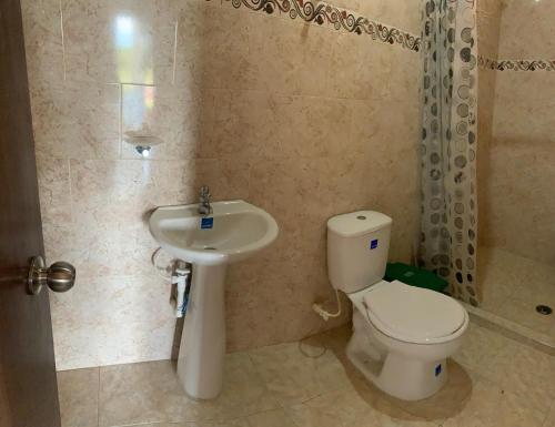 y baño con aseo y lavamanos. en Hospedaje campestre Cerca de Cali y Palmira, en Palmira