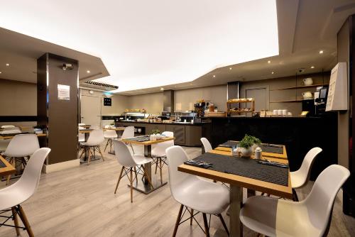 Reštaurácia alebo iné gastronomické zariadenie v ubytovaní Catalonia Albeniz