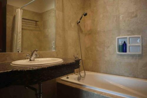 y baño con lavabo y bañera. en 2BR The Belleza at Permata Hijau 18th Floor en Yakarta