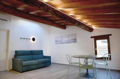 a living room with a table and a couch at Casa Narciso in Lazise