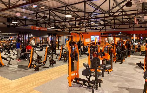 um ginásio cheio de passadeiras e equipamento de exercício em Superbe studio cosy spacieux au rez de chaussée em Denain