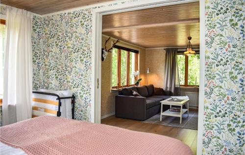 龍訥比的住宿－Gorgeous Home In Ronneby With Kitchen，一间卧室配有一张床,客厅配有沙发