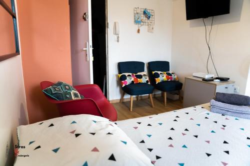 - une chambre avec deux chaises et un lit dans l'établissement Lyam, à Strasbourg