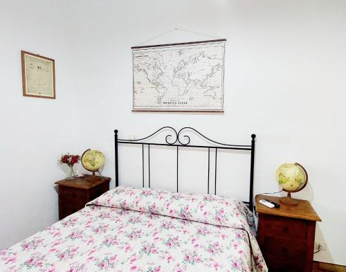 1 dormitorio con 1 cama y un mapa en la pared en Torino Casa Maria - 2 Bedroom Apartment, en Turín