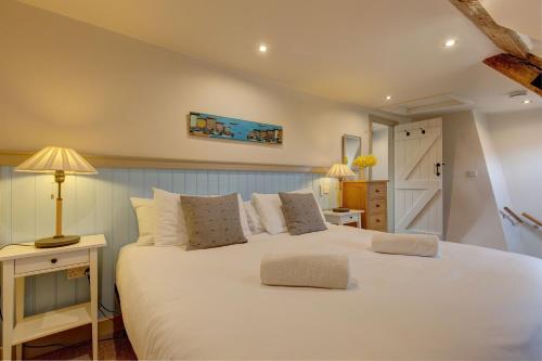 Postel nebo postele na pokoji v ubytování Garden Cottage