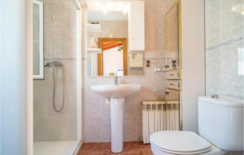 ein Bad mit einem Waschbecken, einem WC und einer Dusche in der Unterkunft 6 Bedroom Amazing Home In El Campillo in El Campillo
