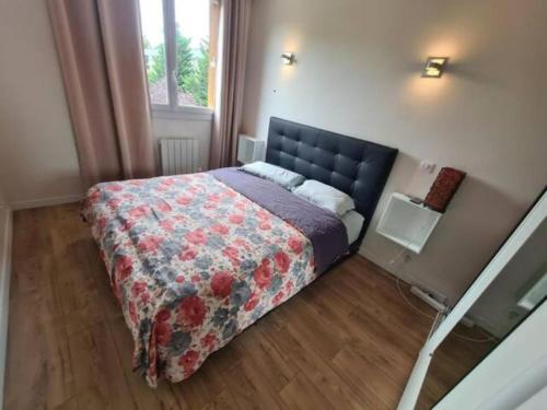 1 dormitorio con 1 cama con edredón en Sunny and renovated flat in secure residence, en La Garenne-Colombes
