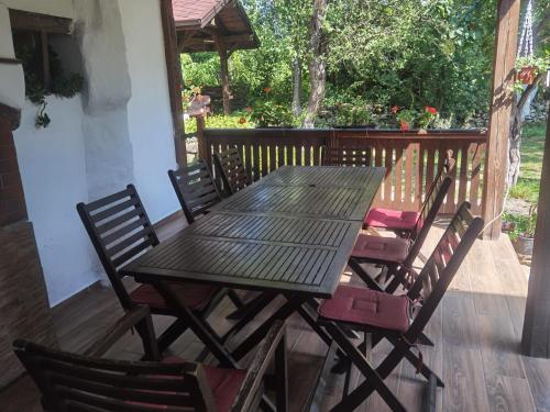 een houten tafel en stoelen op een terras bij Vitanova Guest House in Genchovtsi
