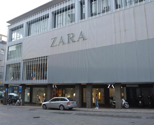 a car parked in front of a zara building at La Casa di Gianna in Sassari