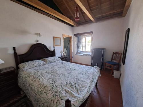 Lajes das FloresにあるCasita - your home in Floresのベッドルーム1室(大型ベッド1台付)