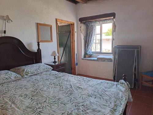 Lajes das FloresにあるCasita - your home in Floresのベッドルーム(大型ベッド1台、窓付)