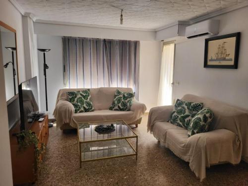 Una sala de estar con dos sofás y un televisor. en carrer de la pau, en Valencia