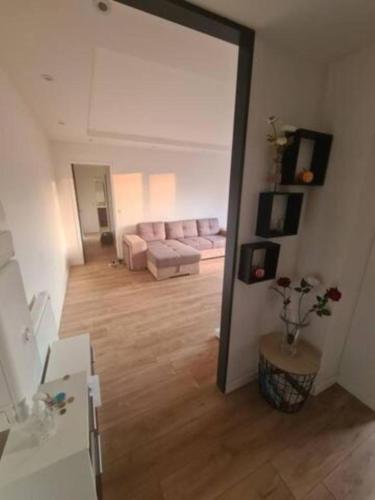 - Vistas a la sala de estar con sofá en Sunny and renovated flat in secure residence, en La Garenne-Colombes