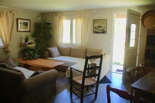 un salon avec un canapé et une table dans l'établissement La maison d'Offaly, à Salindres