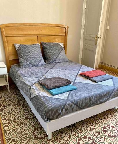 un lit avec deux oreillers dessus dans l'établissement Danoss Cool Stay, à Narbonne