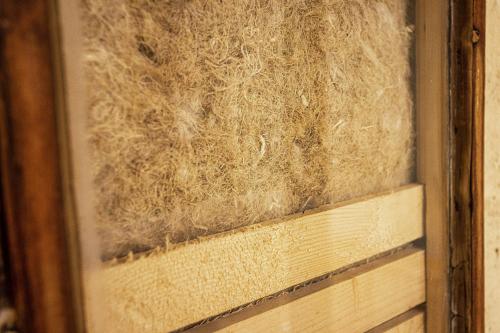 a pile of hay in a glass window at Centre de l'Hêtre in Lac-Beauport