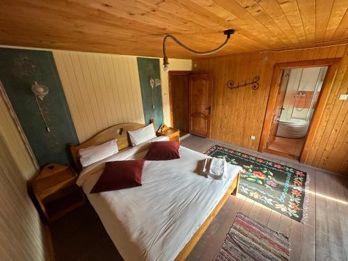1 dormitorio con 1 cama en una habitación de madera en Inspire Villa - Chalet, en Predeluţ