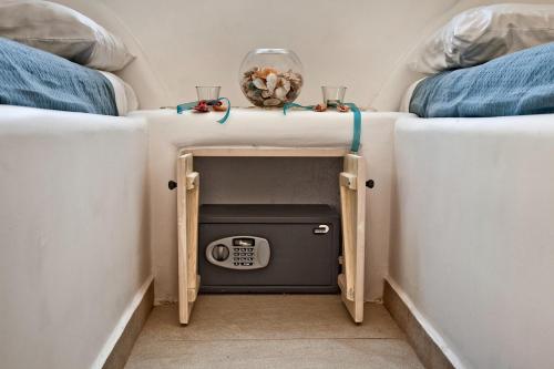 two beds with a safe in between them at Villa Stamatina in Kyra Panagia