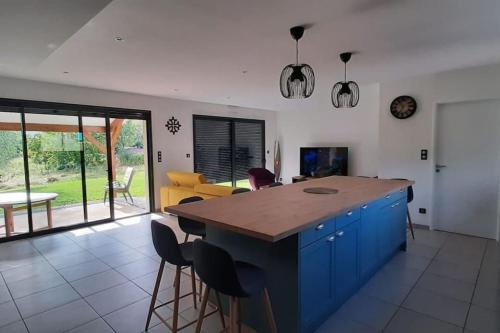 een keuken met een blauw eiland in een woonkamer bij Chez Michael in Lunan